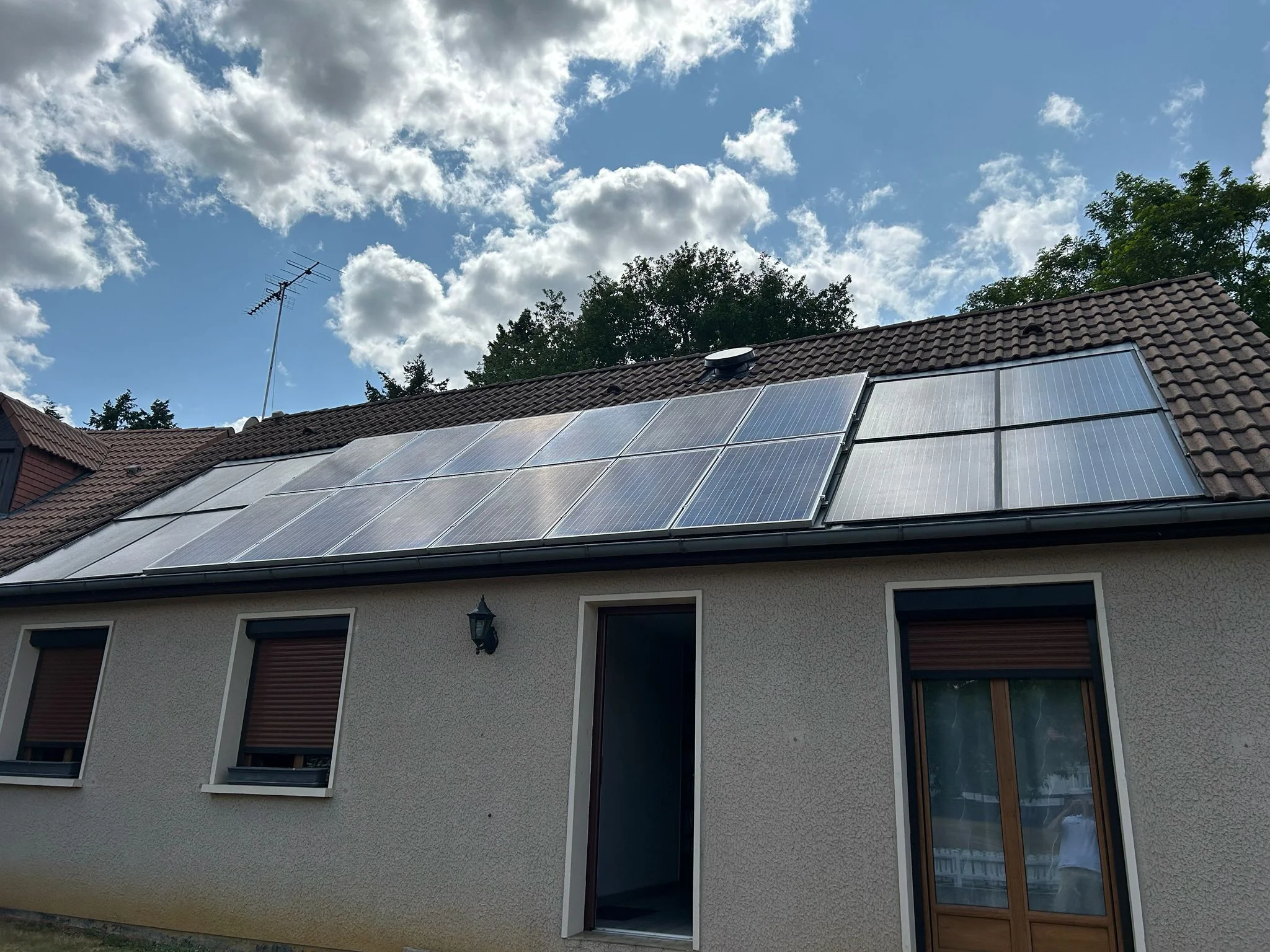 Toiture ancienne et panneaux solaires ternis avant rénovation au Mans par DLG Habitat Conseil