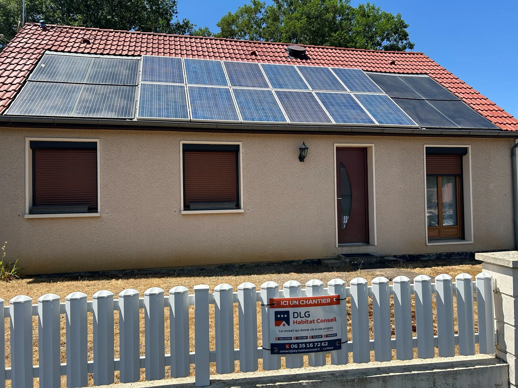 Toiture rénovée et panneaux photovoltaïques propres après travaux au Mans par DLG Habitat Conseil
