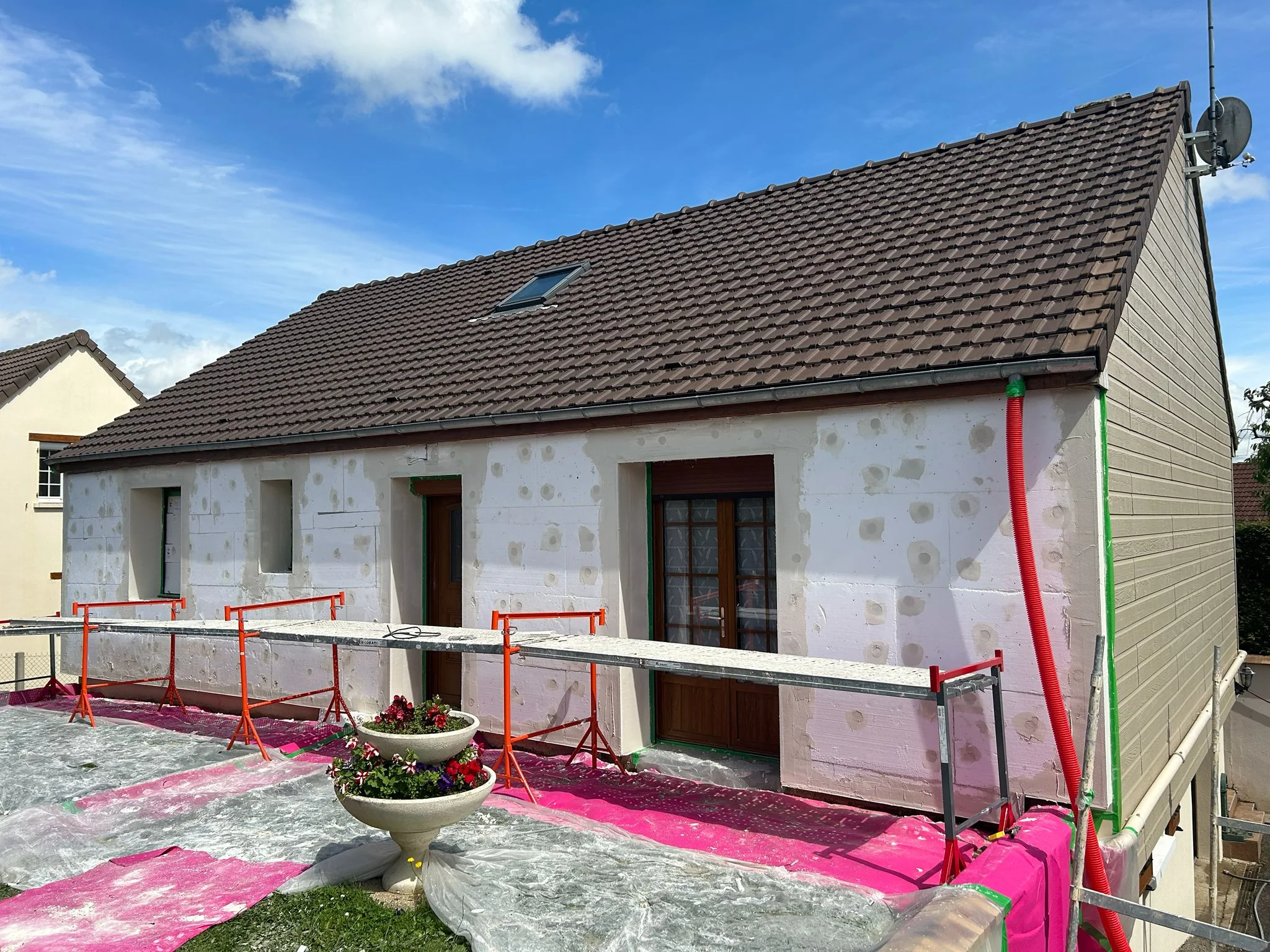 Murs en cours d'isolation par l'extérieur au Mans par DLG Habitat Conseil