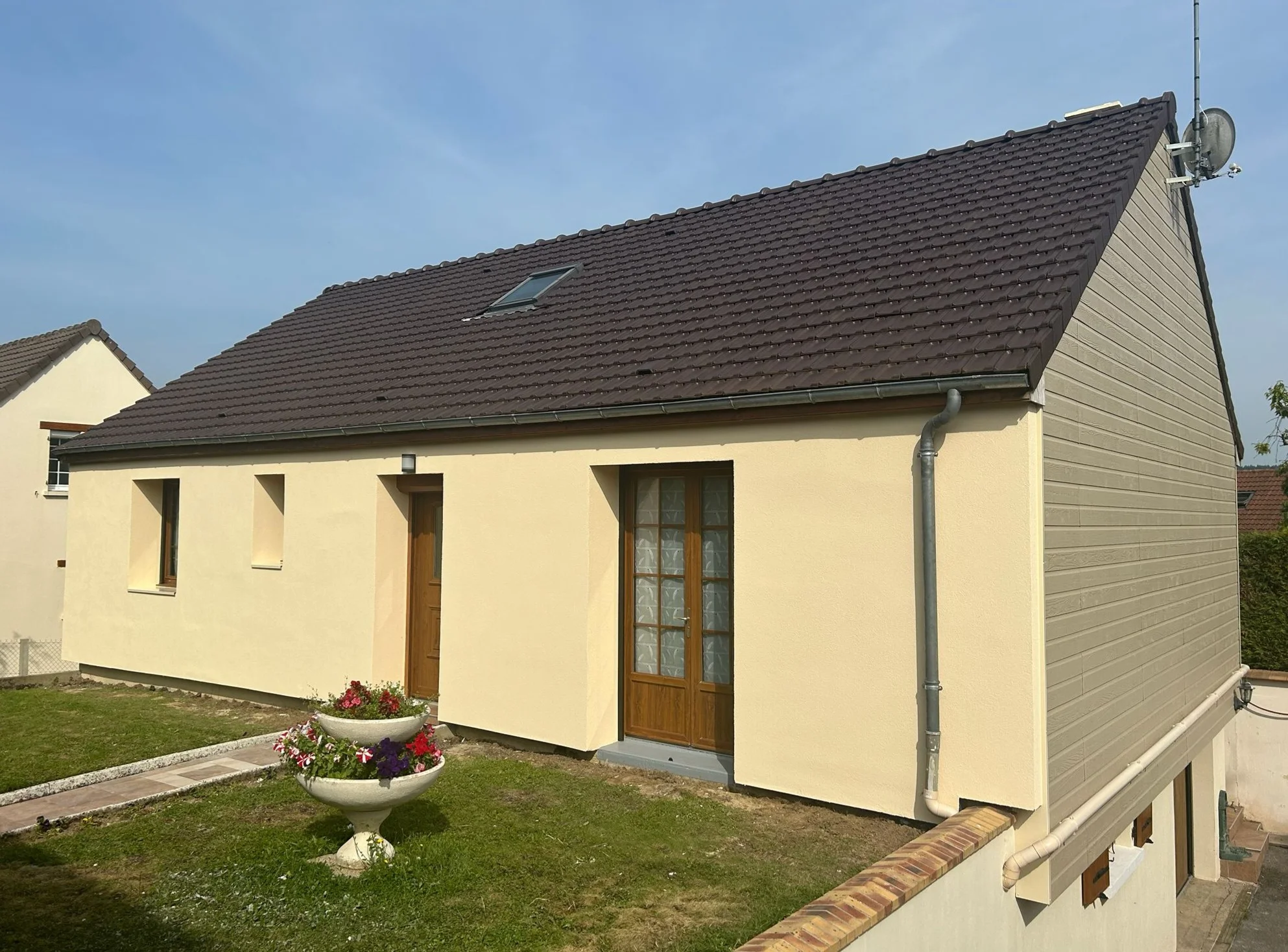 Façade isolée et ravalée après isolation par l'extérieur au Mans par DLG Habitat Conseil