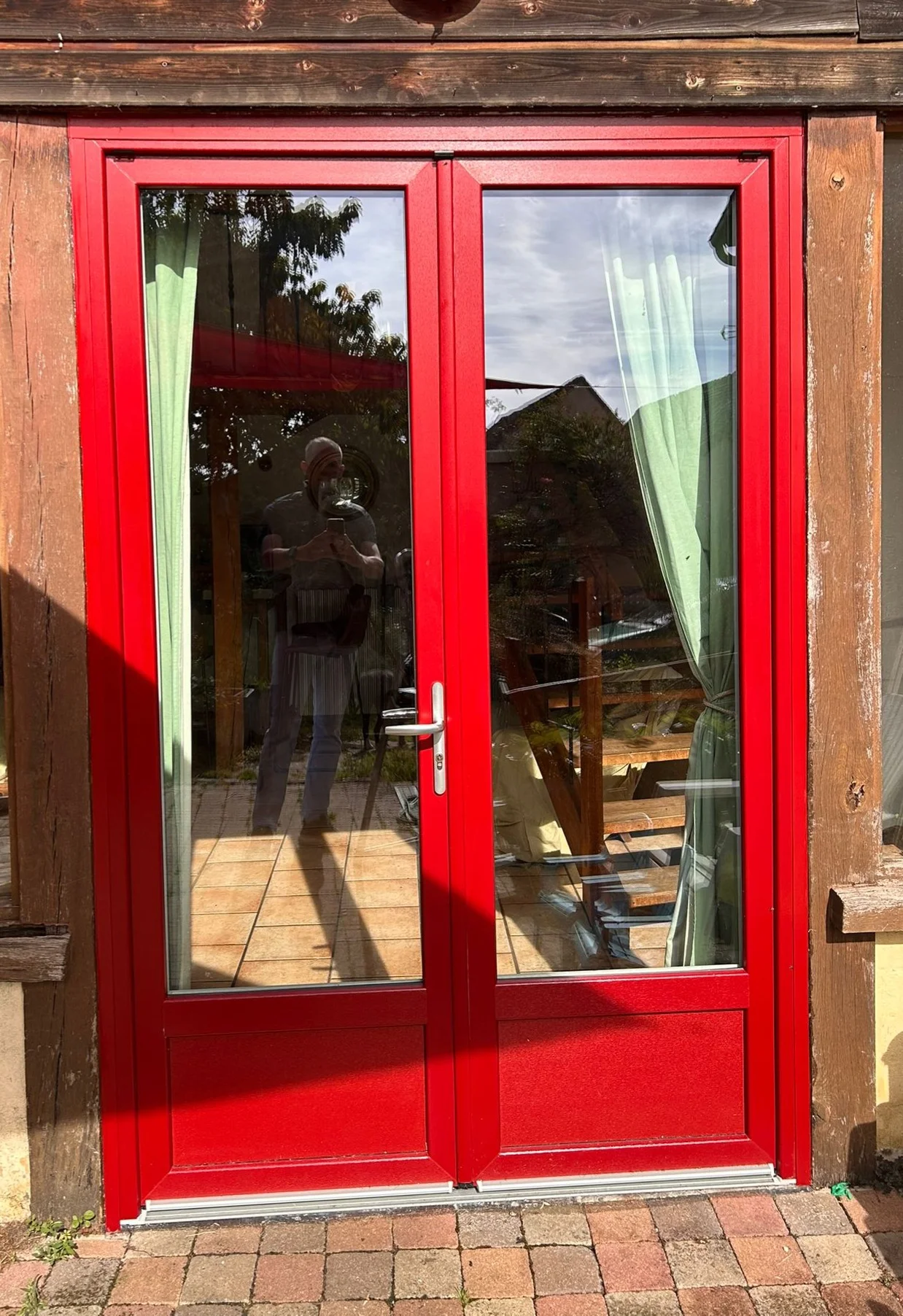 Nouvelle porte-fenêtre PVC rouge après remplacement au Mans par DLG Habitat Conseil
